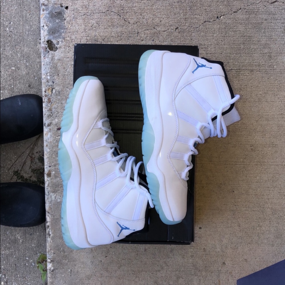 Air Jordan 11 ‘legend blue’